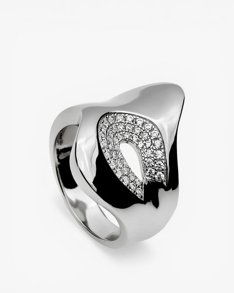 Anillo de plata ancho abstracto con circonita