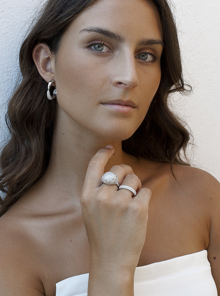 Anillo grande de plata con circonitas con relieve