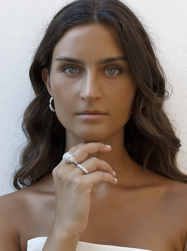 Anillo grande de plata con circonitas con relieve