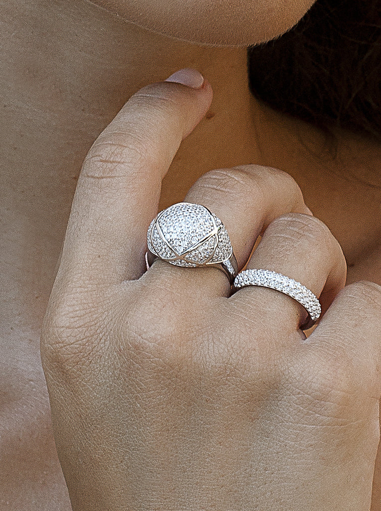 Anillo grande de plata con circonitas con relieve