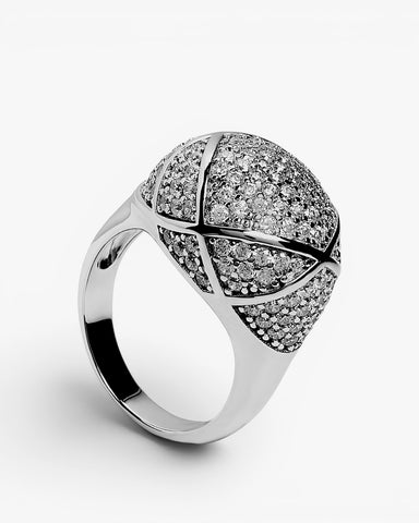 Anillo grande de plata con circonitas con relieve