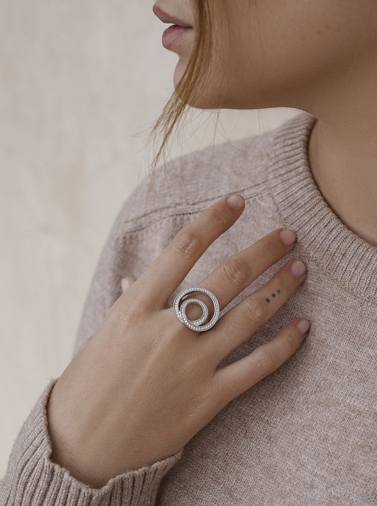 Anillo grande de plata con circonitas diseño espiral