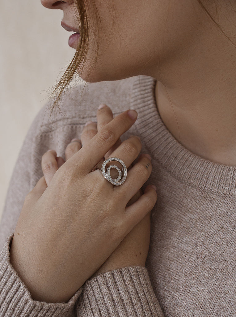 Anillo grande de plata con circonitas diseño espiral
