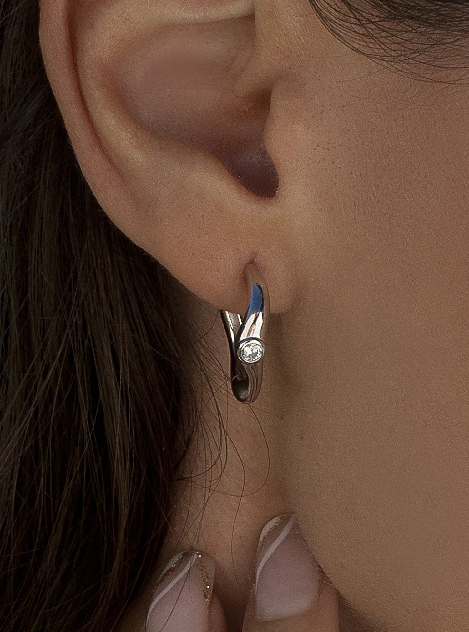 Aros de plata con diseño orgánico y circonita