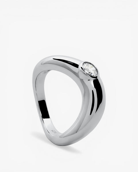 Anillo de plata con diseño orgánico y circonita