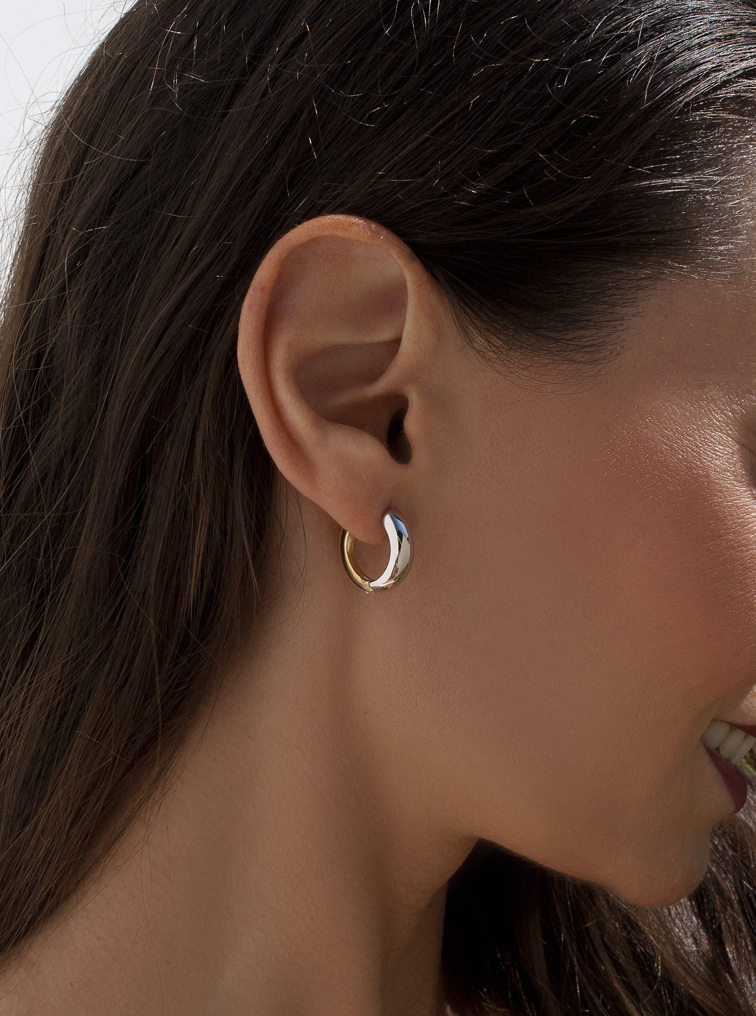 Two-tone hoop earrings, small diameter, with silver color on the front