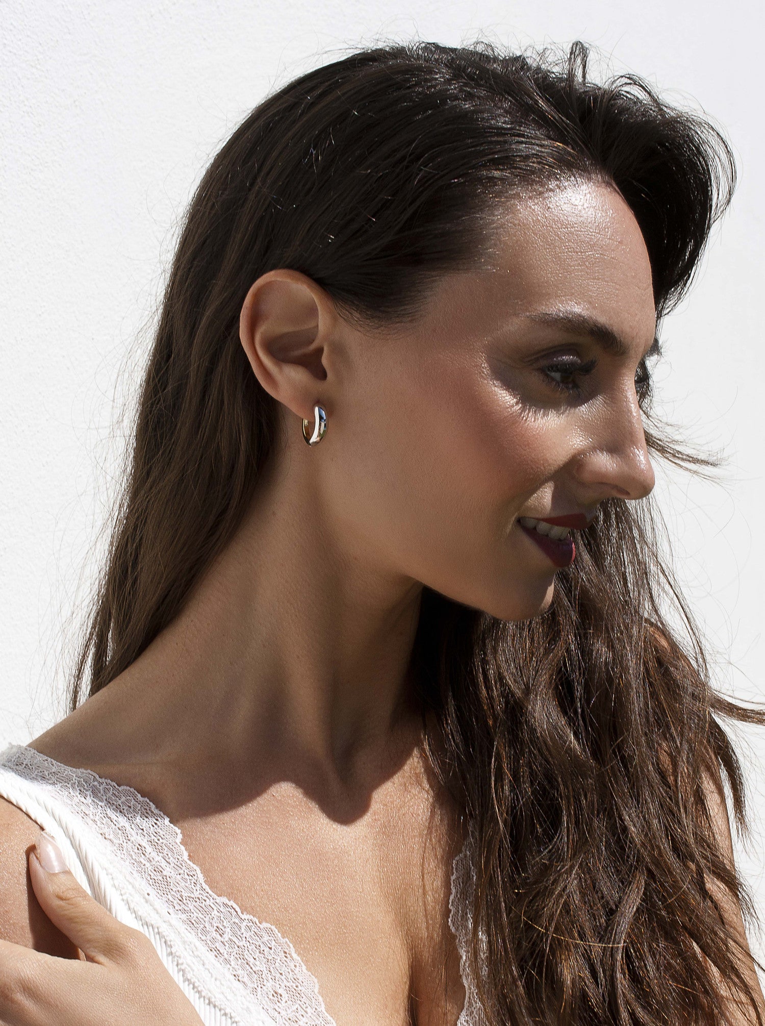 Two-tone hoop earrings, small diameter, with silver color on the front