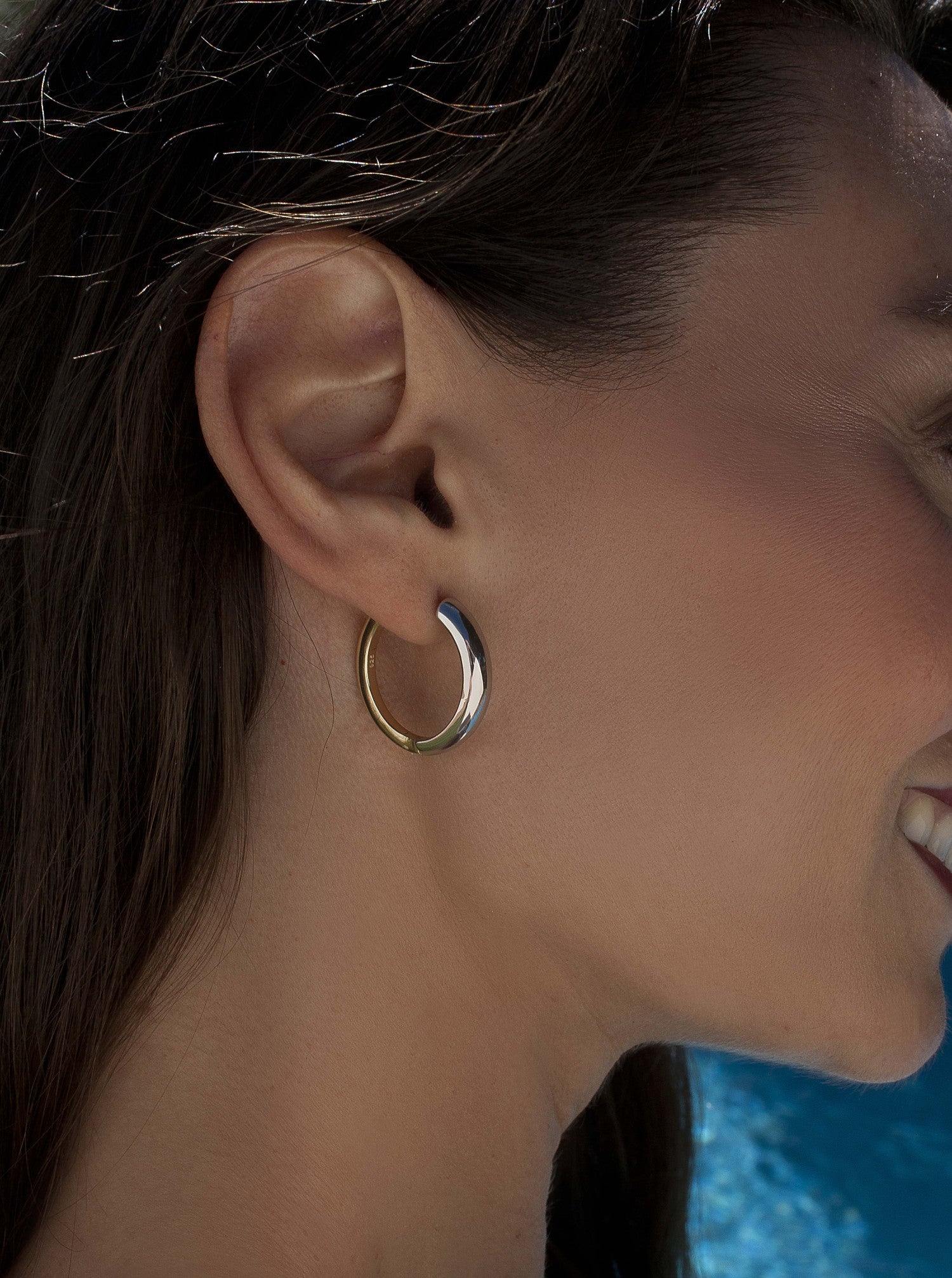 Two-tone hoop earrings, medium diameter, with silver color on the front