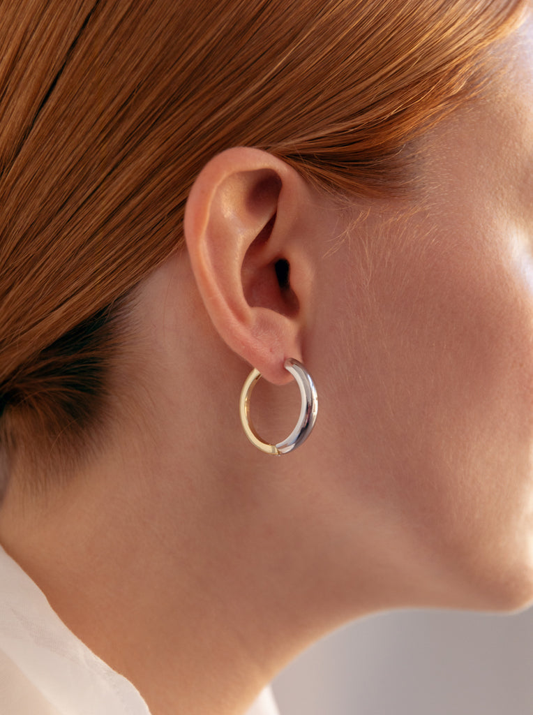 Two-tone hoop earrings, medium diameter, with silver color on the front