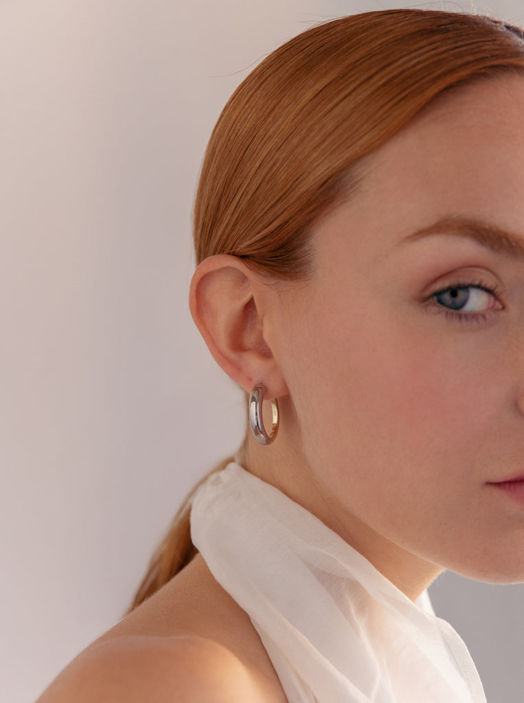 Two-tone hoop earrings, medium diameter, with silver color on the front