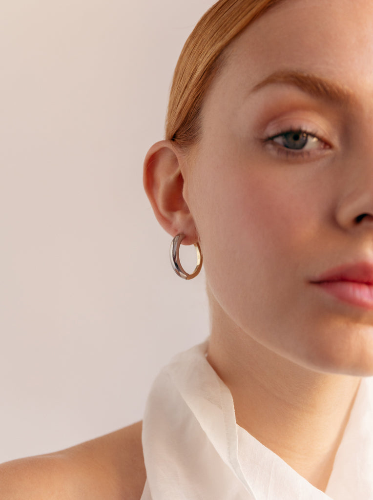 Two-tone hoop earrings, medium diameter, with silver color on the front
