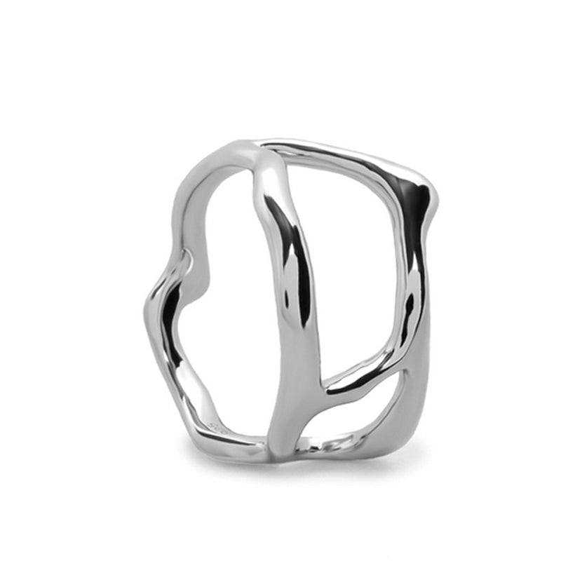 Anillo original de plata con diseño irregular líquido