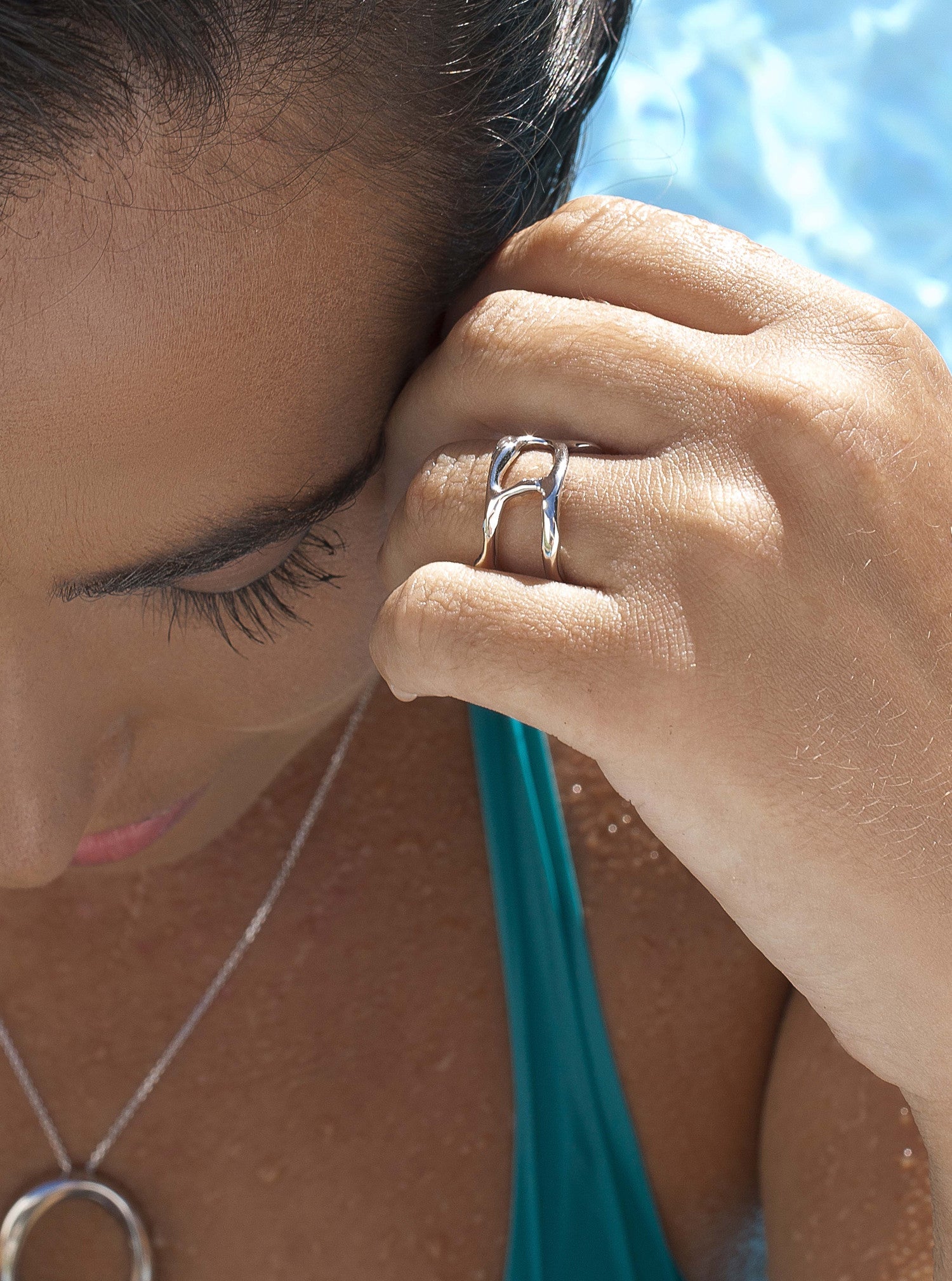 Anillo original de plata con diseño irregular líquido