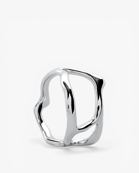 Anillo original de plata con diseño irregular líquido