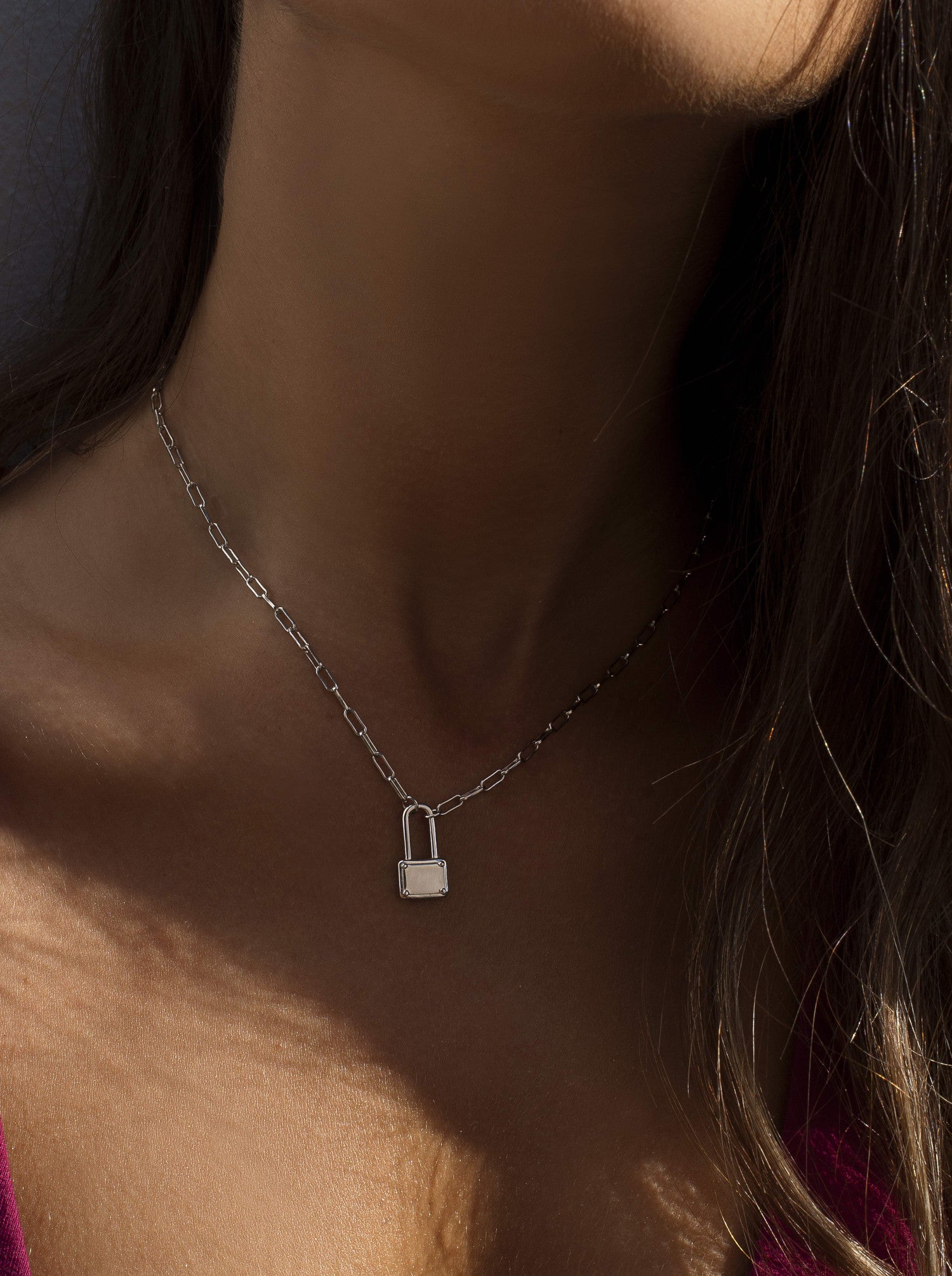 Collar cadena de plata con diseño candado