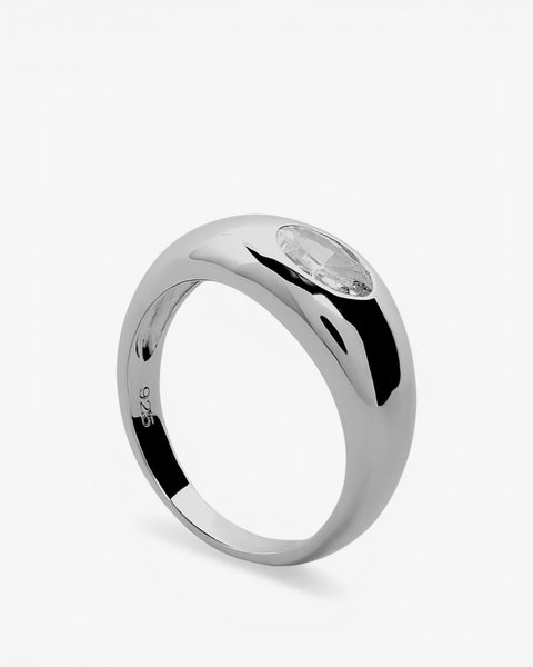 Anillo de plata con diseño abombado y circonia