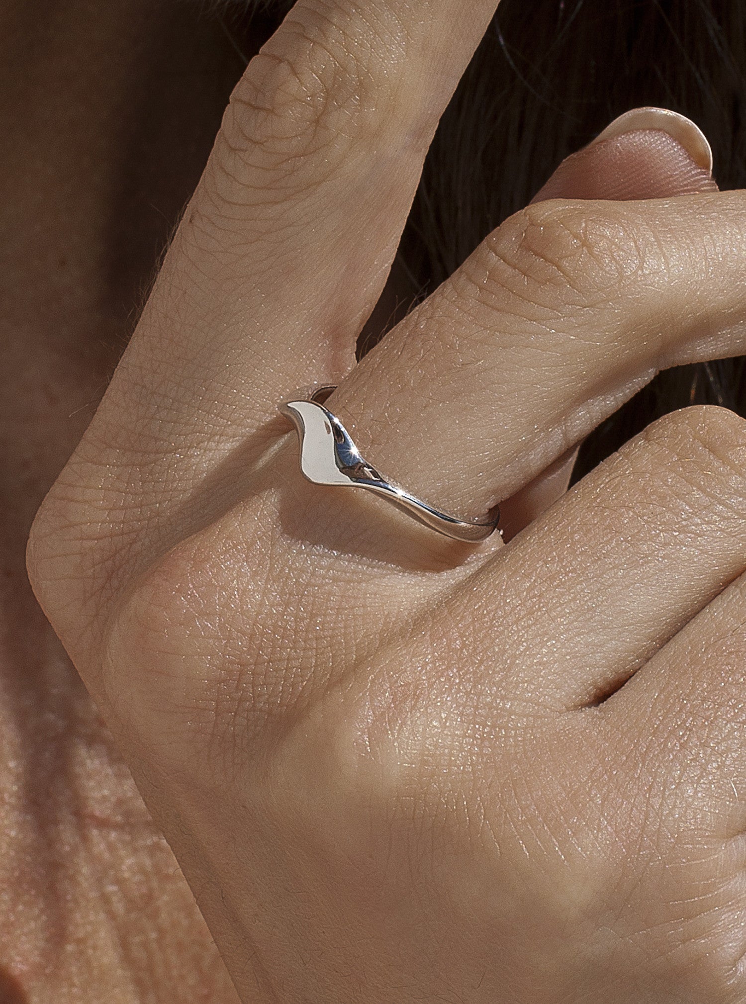 Anillo fino de plata lisa diseño enredado