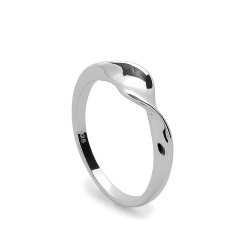 Anillo fino de plata lisa diseño enredado