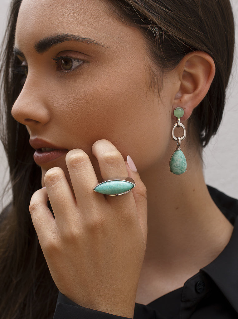 Anillo de plata con piedra verde ovalada estilo cabujón