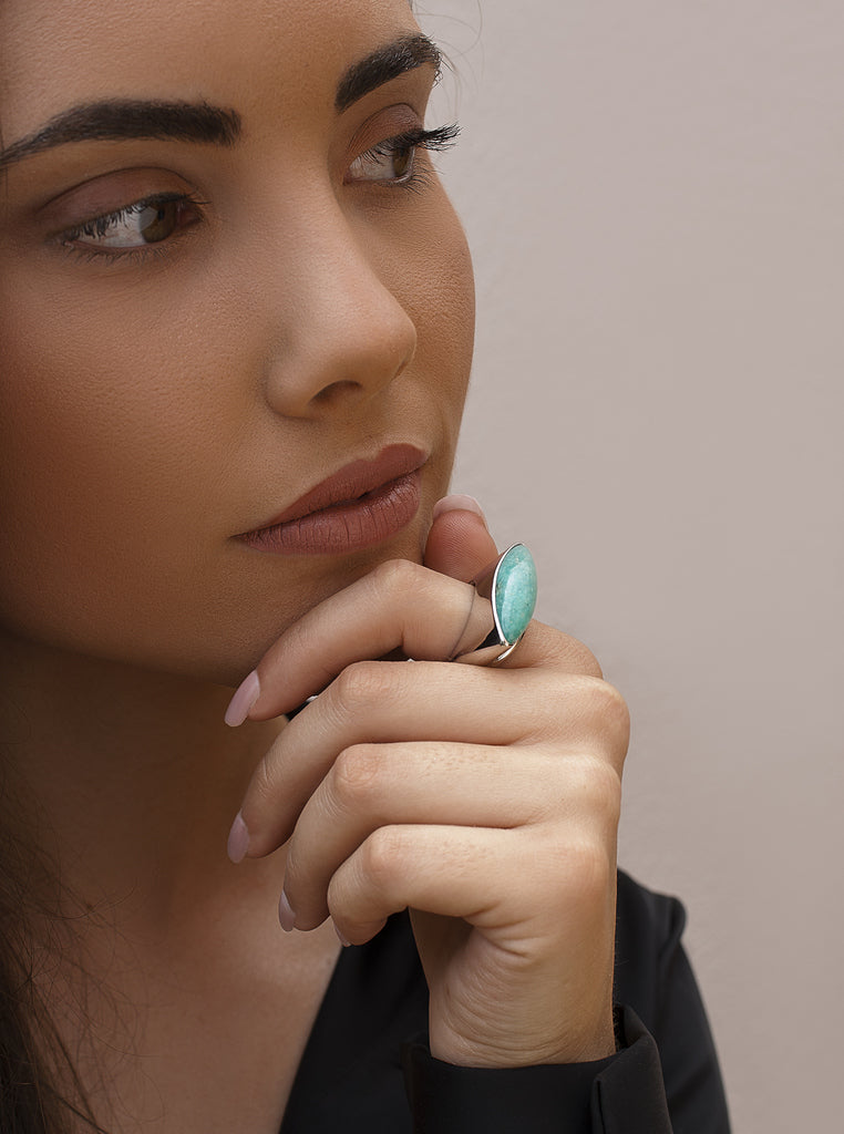 Anillo de plata con piedra verde ovalada estilo cabujón