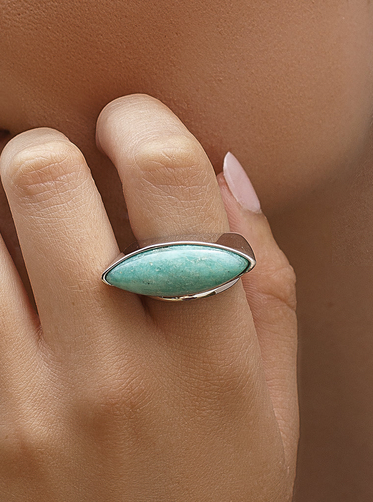 Anillo de plata con piedra verde ovalada estilo cabujón