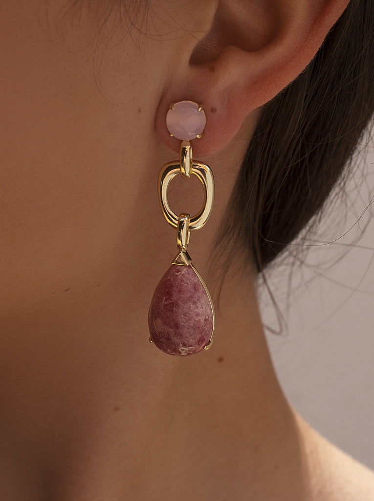 Pendientes de plata bañada en oro con piedra rosa en lágrima