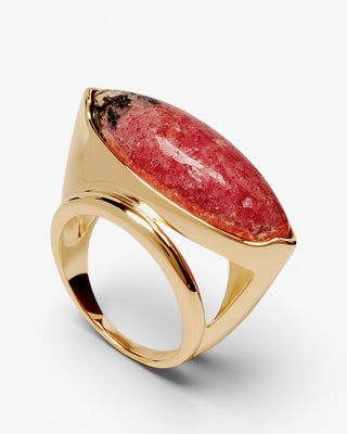 Anillo de plata bañada en oro con piedra rosa marquise jaspeada
