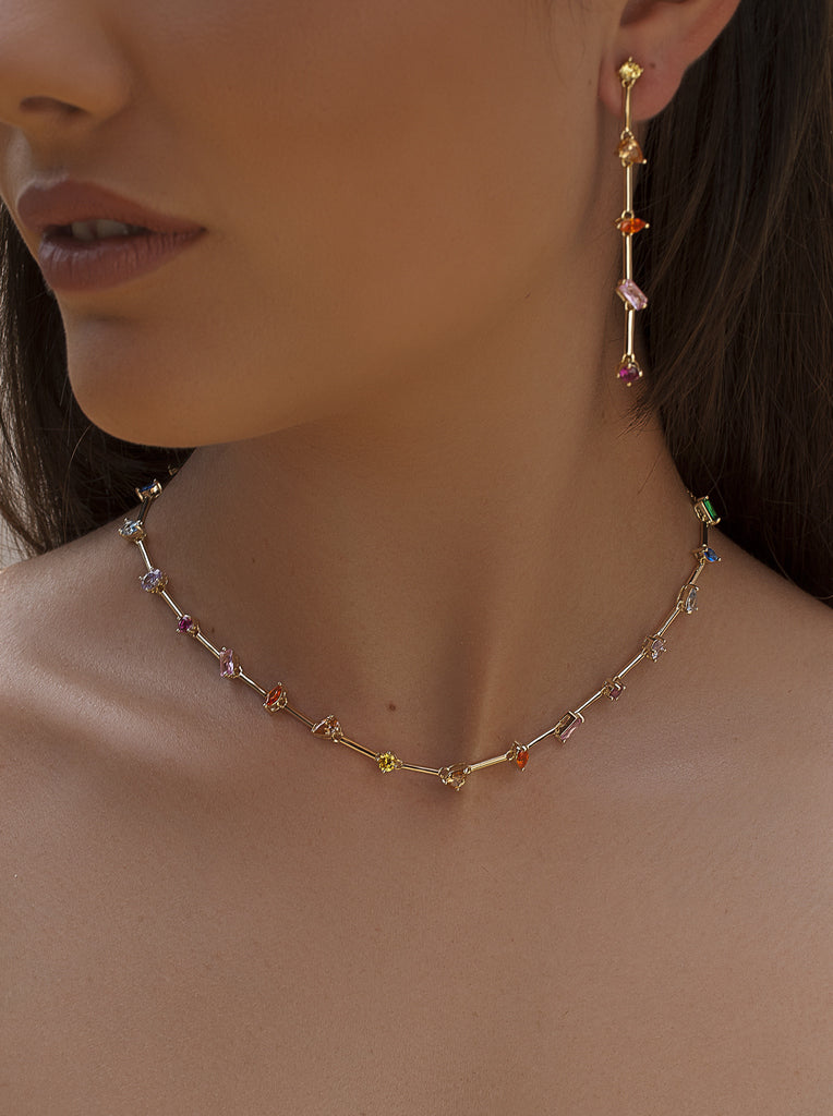 Collar dorado con gemas multicolor geometricas