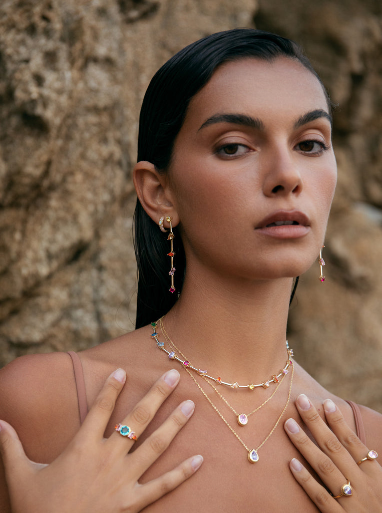 Collar dorado con gemas multicolor geometricas