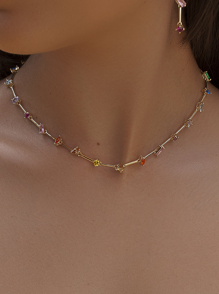 Collar dorado con gemas multicolor geometricas