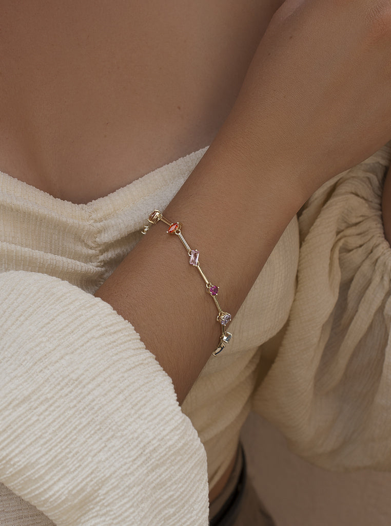 Pulsera dorada con gemas de colores geométricas