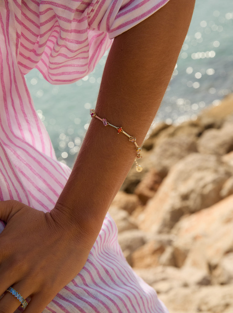Pulsera dorada con gemas de colores geométricas