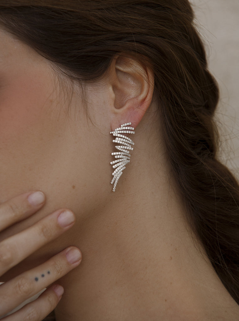 Pendientes largos de plata con circonitas en diseño zigzag