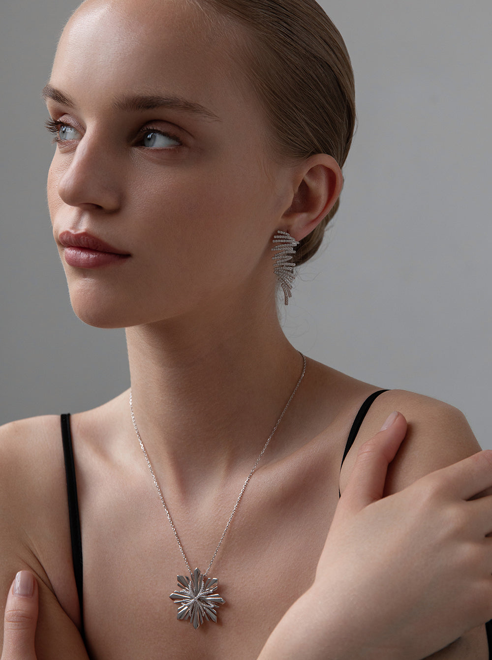 Pendientes largos de plata con circonitas en diseño zigzag