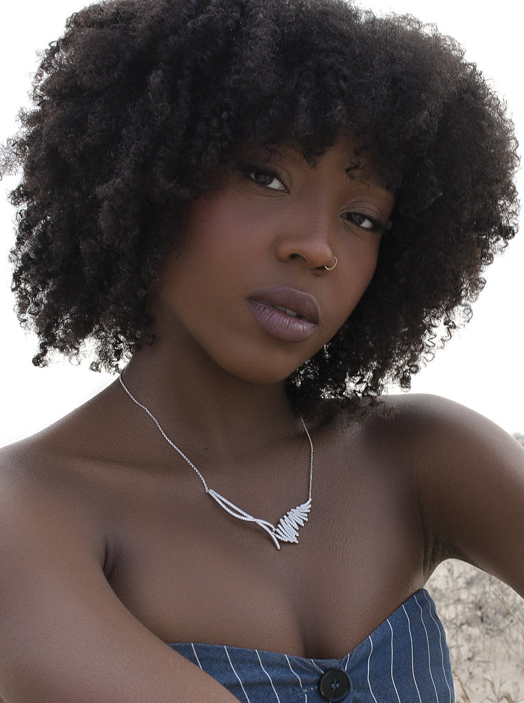 Collar de plata con circonitas en diseño zigzag enredado