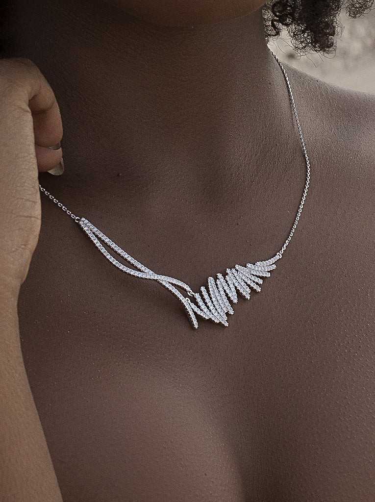 Collar de plata con circonitas en diseño zigzag enredado