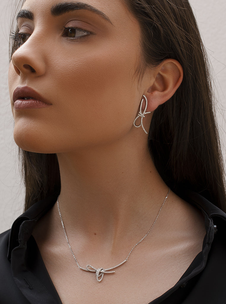 Collar de plata con circonitas en forma de lazada