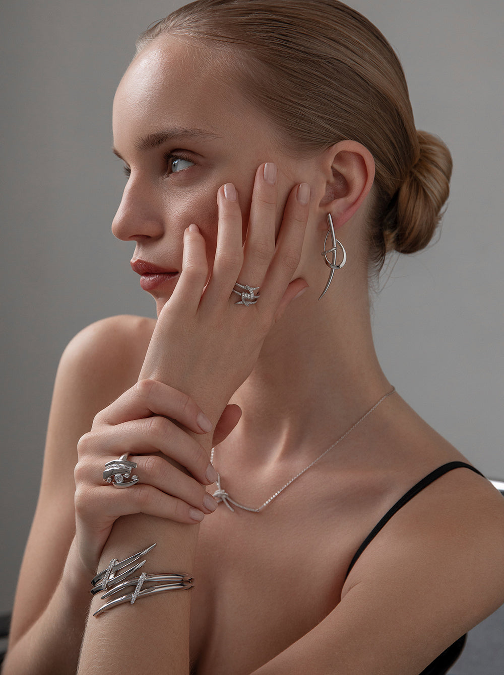 Anillo de plata con circonitas diseño alambre