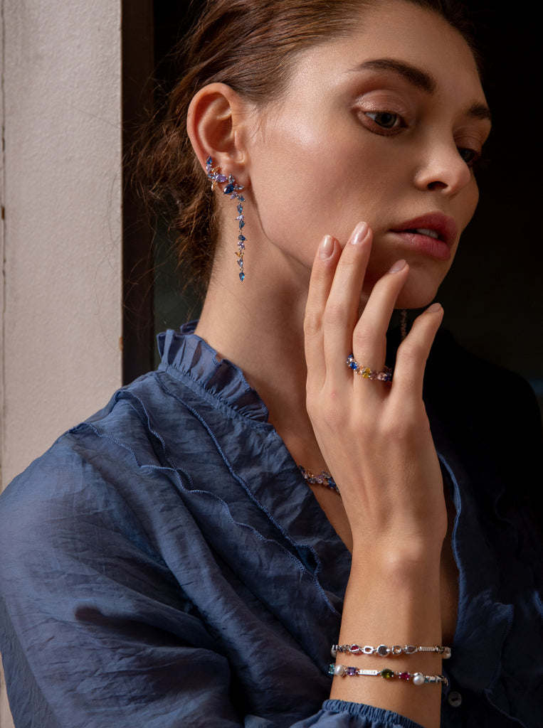 Pendientes largos de plata con piedras de colores estilo trepador