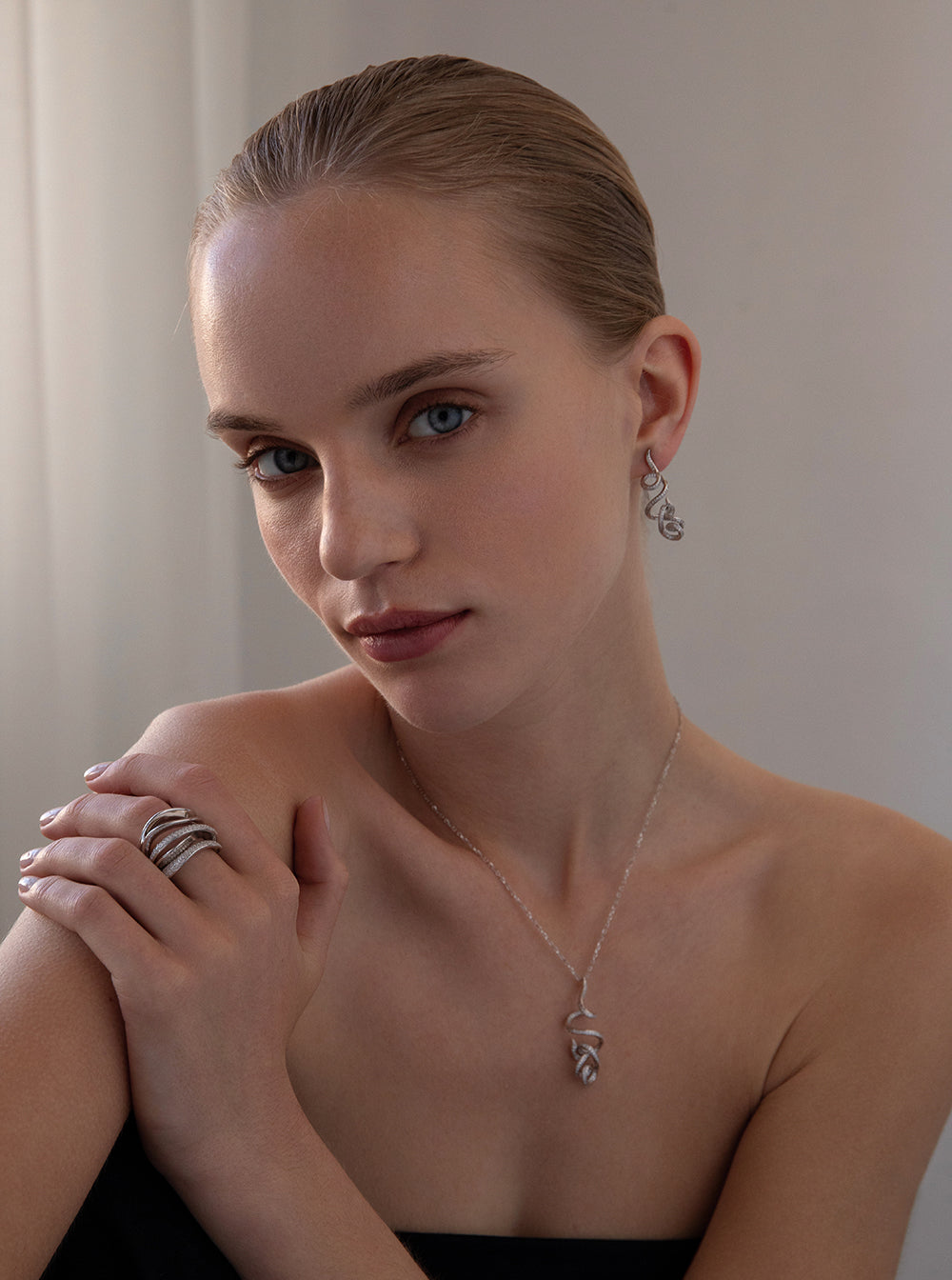 Collar de plata enredado con circonitas