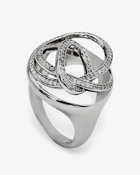 Anillo de diseño enredado con circonitas