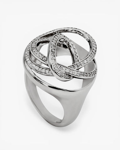 Anillo de diseño enredado con circonitas