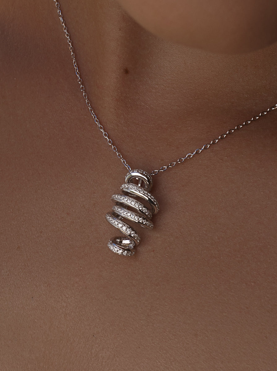 Collier en argent au design original, orné d'un motif entrelacé et de zirconiums cubiques.