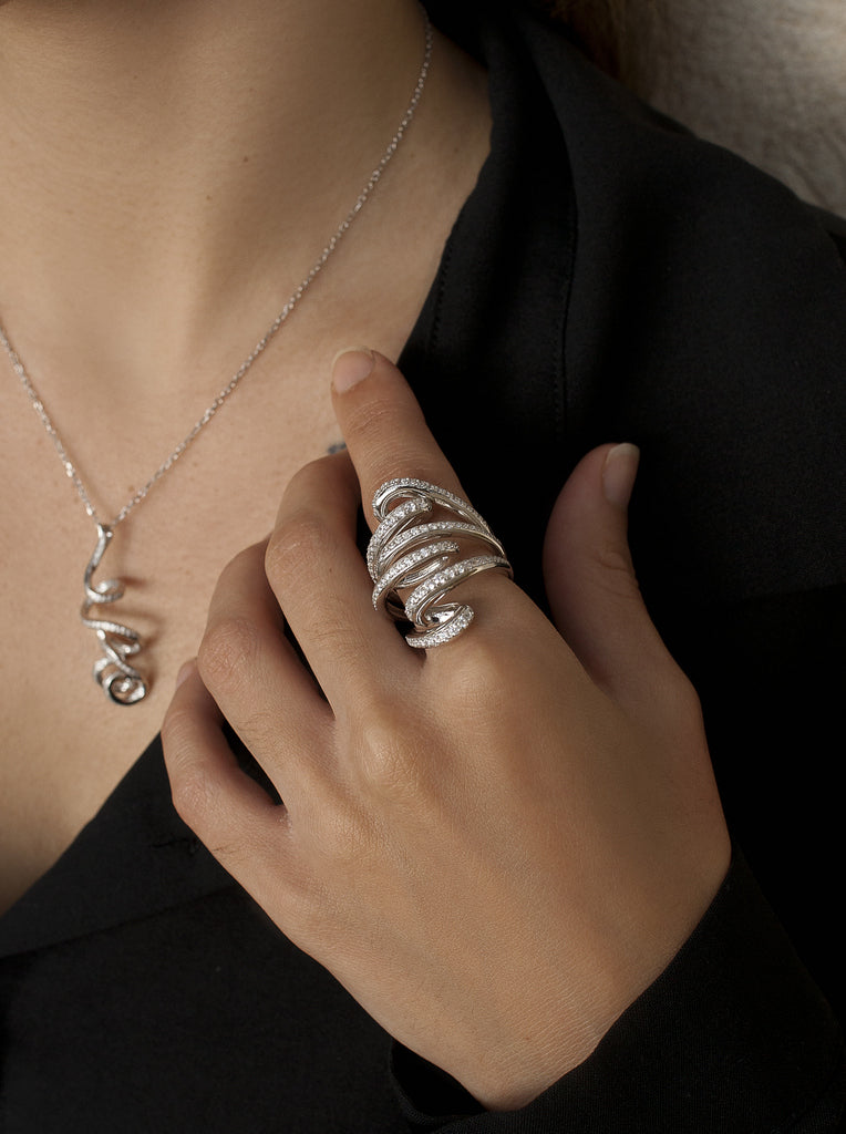 Anillo de plata diseño original enredado con circonitas