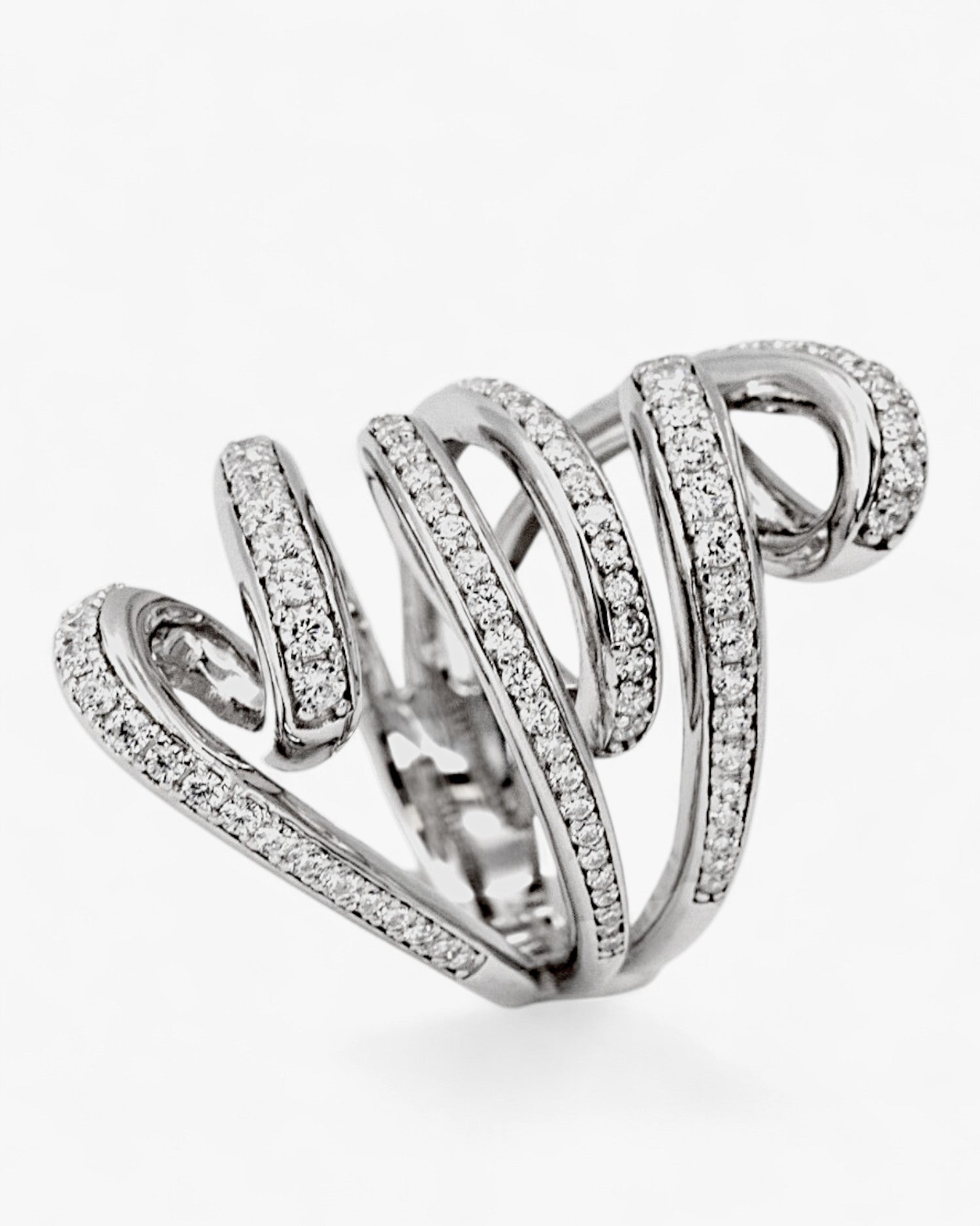 Anillo de plata diseño original enredado con circonitas