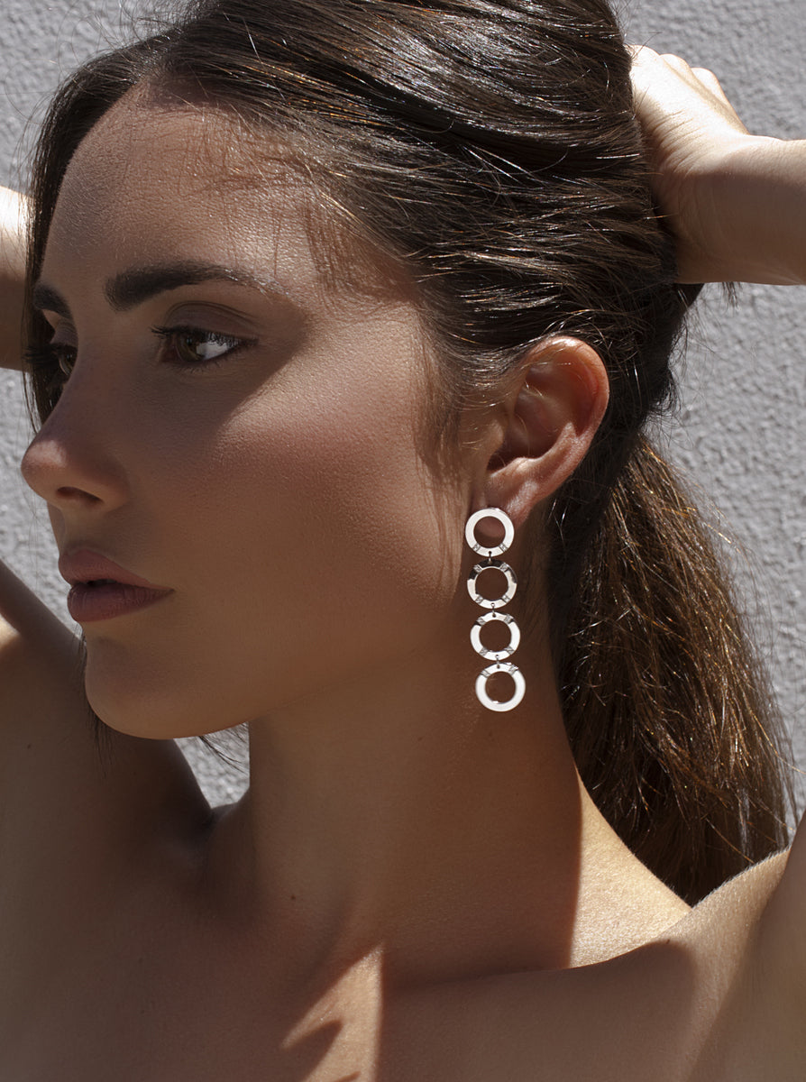 Pendientes largos en formas circulares con circonitas