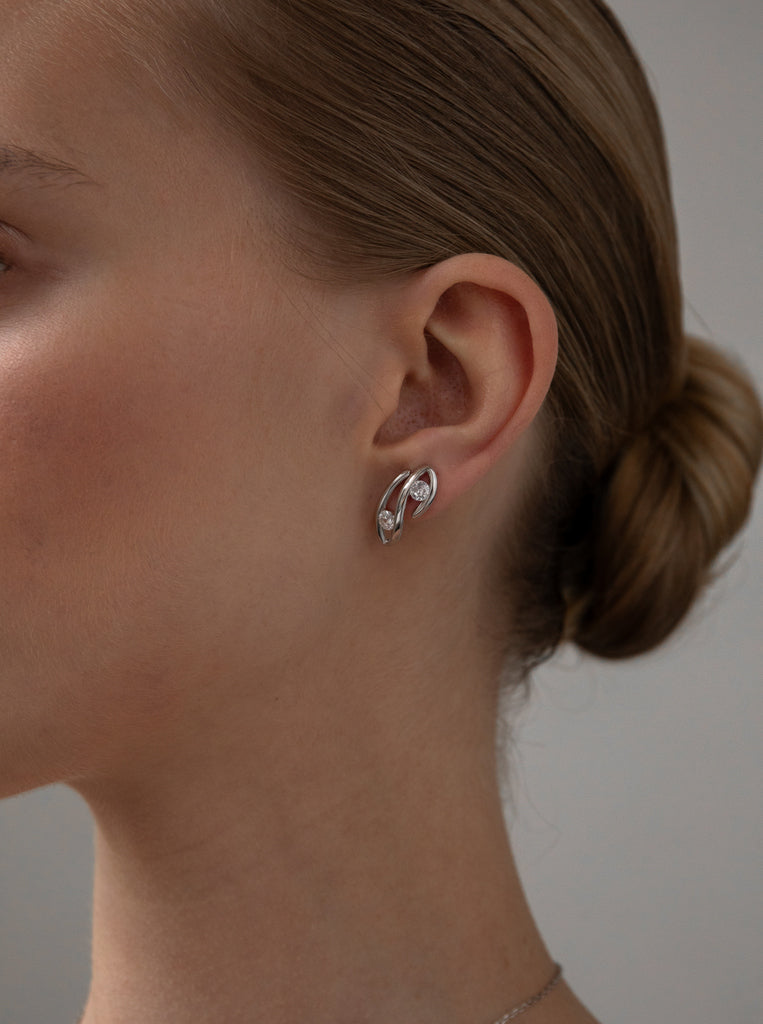 Pendientes pequeños de plata con circonitas diseño abstracto