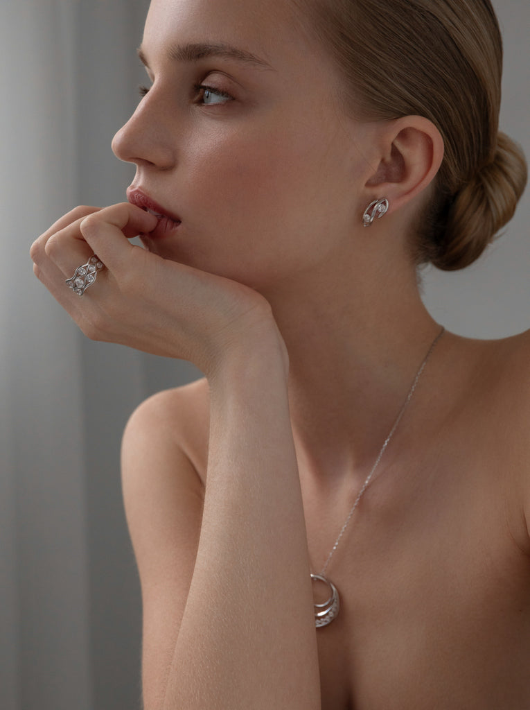 Pendientes pequeños de plata con circonitas diseño abstracto