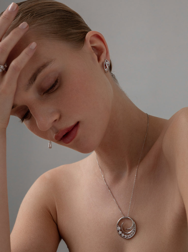 Pendientes pequeños de plata con circonitas diseño abstracto