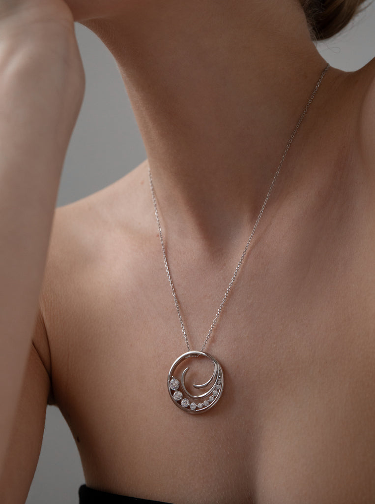 Collar circular espiral de plata con circonitas